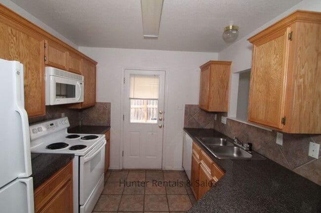 Building Photo - Low Traffic Circle!