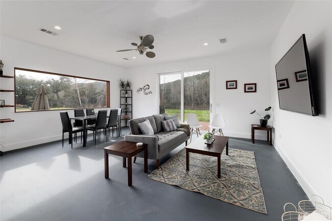 Foto del edificio - 7001 Ranch Rd 2222
