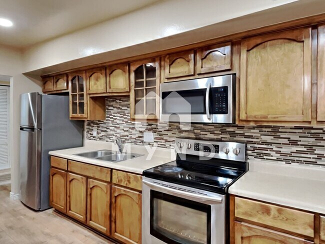 Building Photo - 2002 E Pinon Dr
