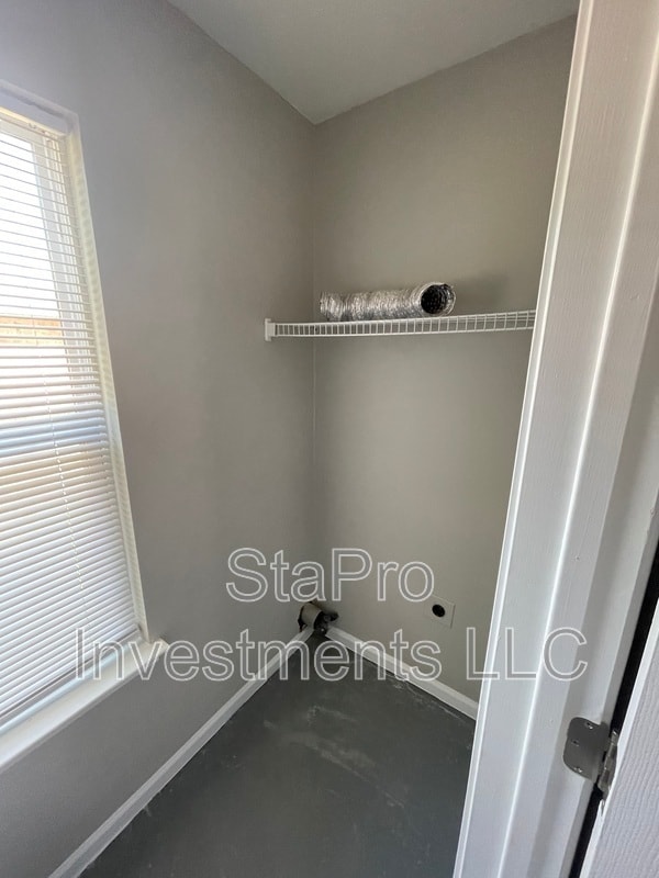 Building Photo - 158 Village Pl