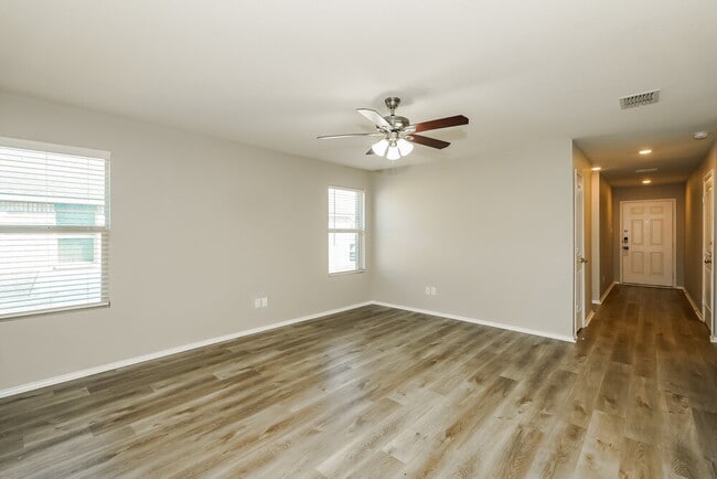 Building Photo - 1153 Skyline Dr