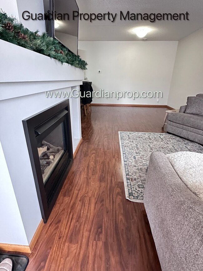 Foto del edificio - Shakopee Town Home, 2 Car Garage, 1.5 Baths, Patio, Dishwasher, W/D