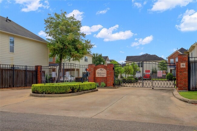 Building Photo - 1737 Aden Mist Dr