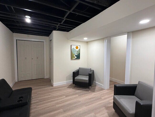 Foto del edificio - Room in House on Winthrop Rd