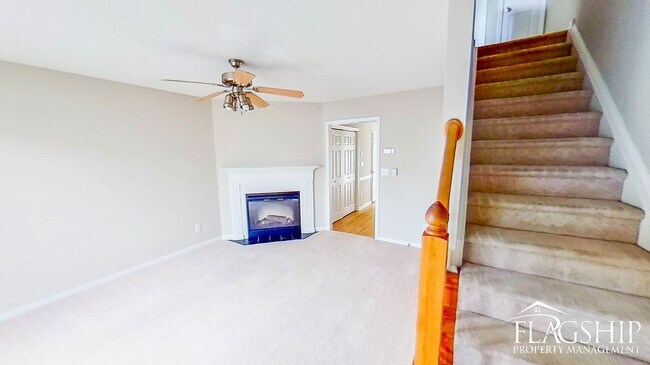 Building Photo - Cozy Townhouse