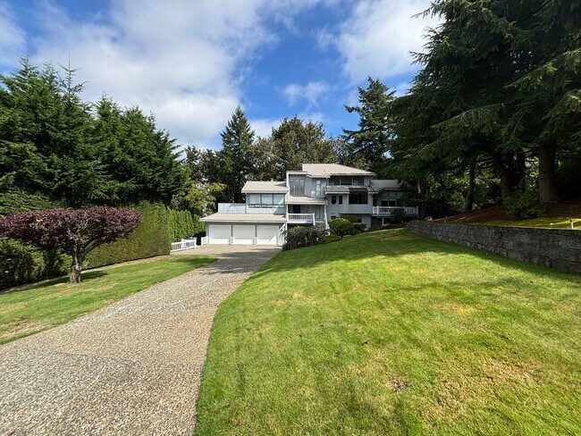 Foto del edificio - Stunning 5-Bed Home with Panoramic City Vi...