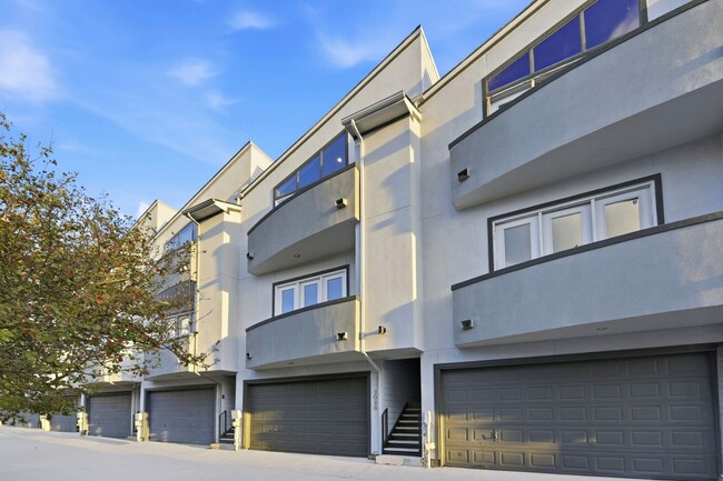 Building Photo - 2028 Tuam St