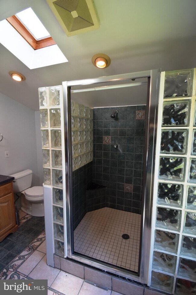 Building Photo - 1507 Oakview Dr