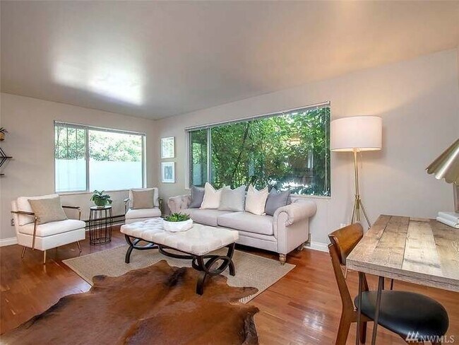 Building Photo - Beautiful Queen Anne Condo