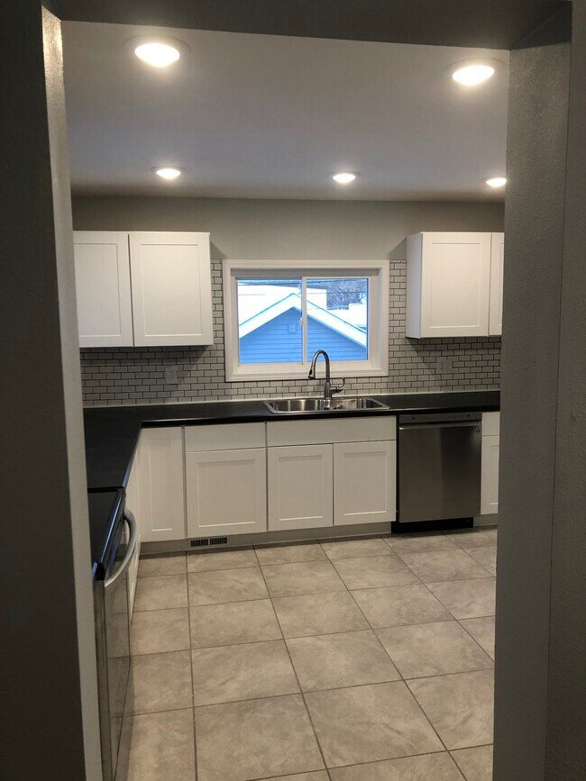 Building Photo - 614 7th Ave