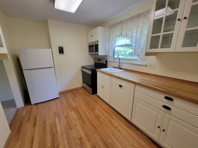 Building Photo - 474 Oak Ave
