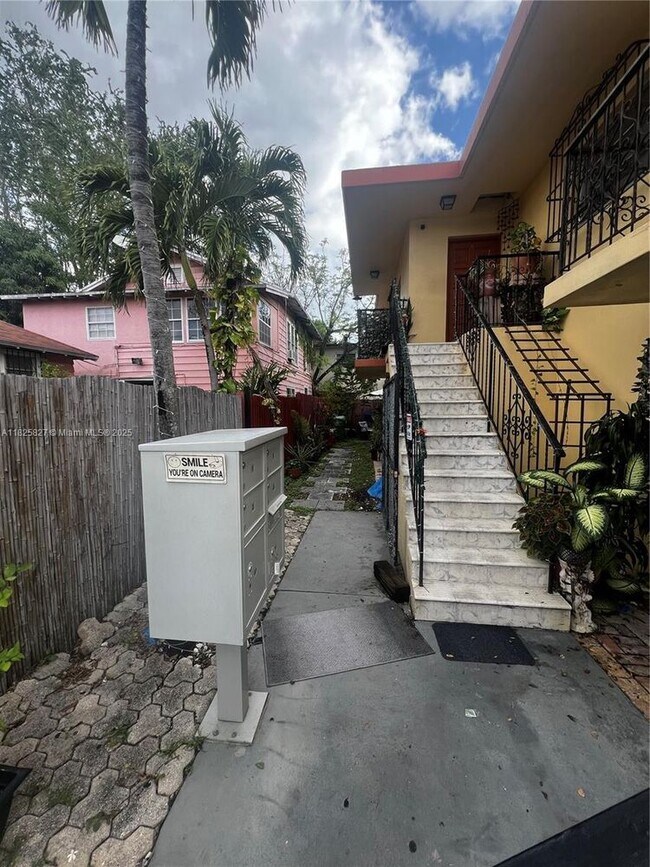 Building Photo - 619 SW 11th Ave