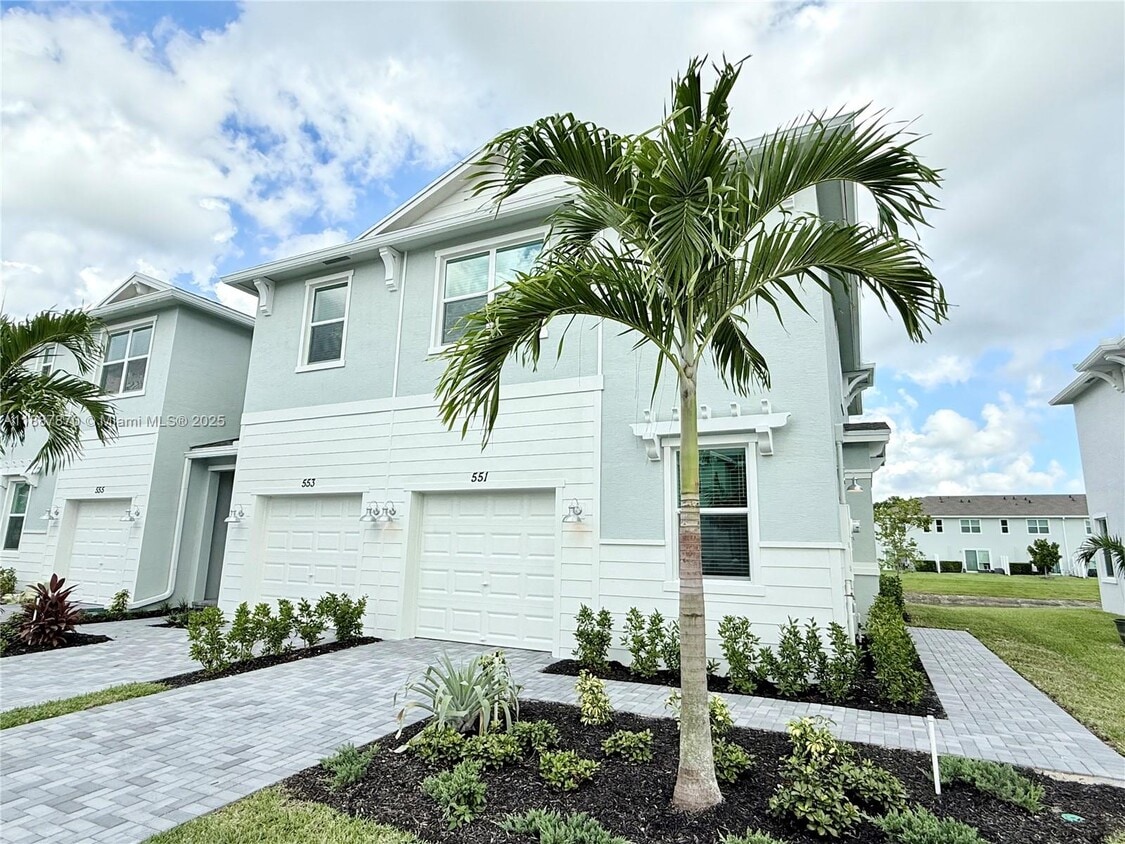 Foto principal - 551 Rivergrass St