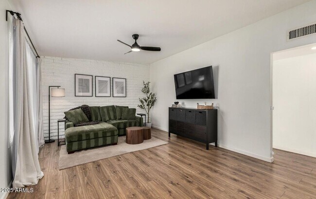 Foto del edificio - 1964 E Wesleyan Dr