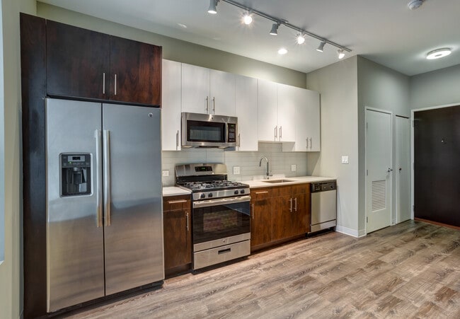 Building Photo - 840 W Grand Ave