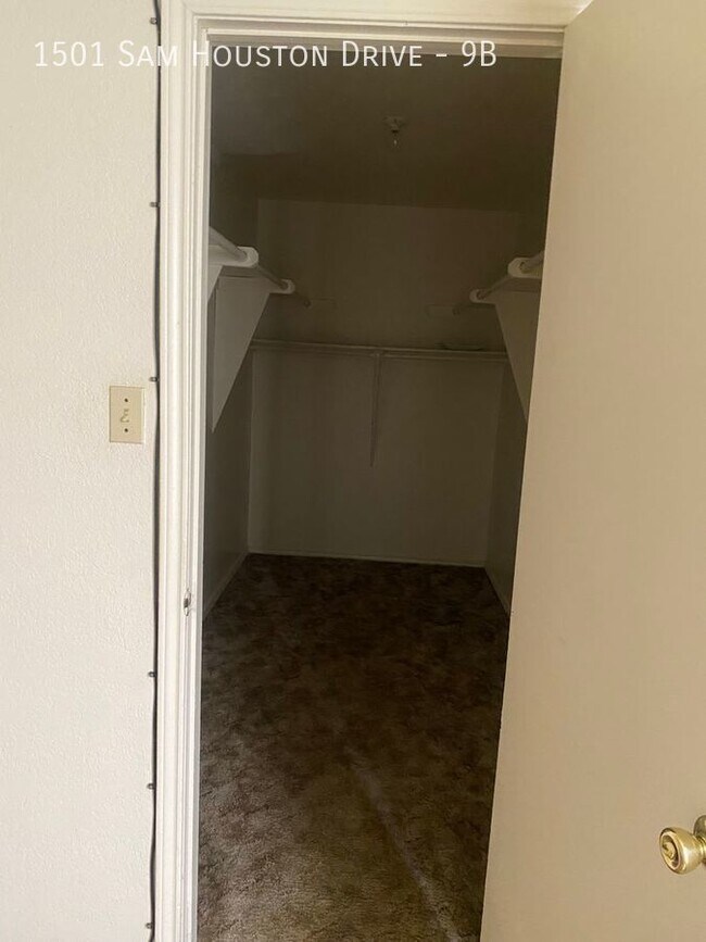 Building Photo - Now leasing
