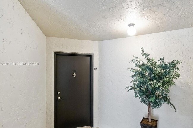 Building Photo - 825 Egret Cir