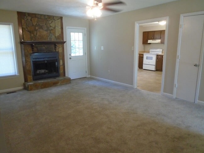Building Photo - 912 Hollydale Ln