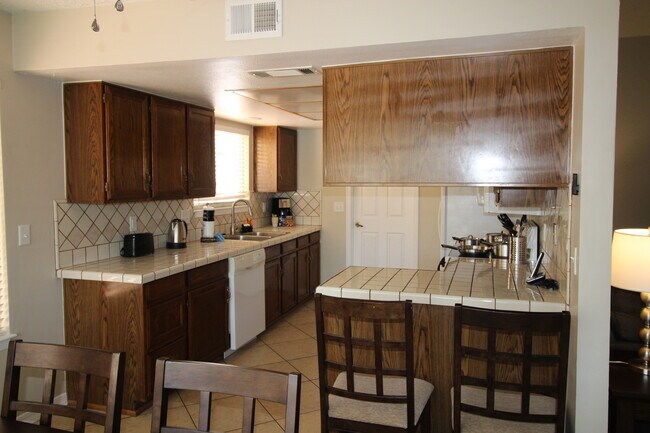 Kitchen - 3731 E Hampton Ave