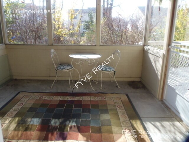 Building Photo - 516 Ironhorse Dr