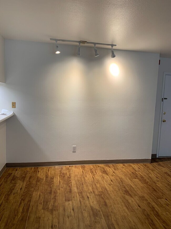 Building Photo - Great Condo