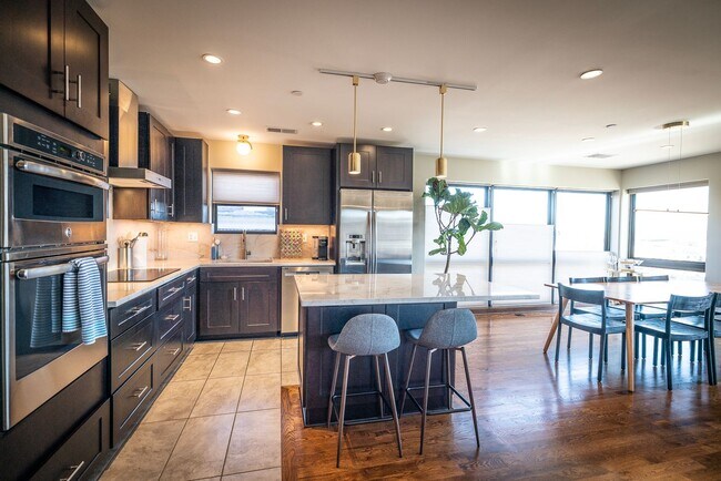 Foto del edificio - 4 bed / 4.5 bath flat in South Plaza overlooking UMKC and Brookside Blvd