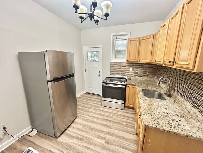 Photo - 1303 W Silver St House