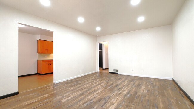 Building Photo - Palomas 3plex