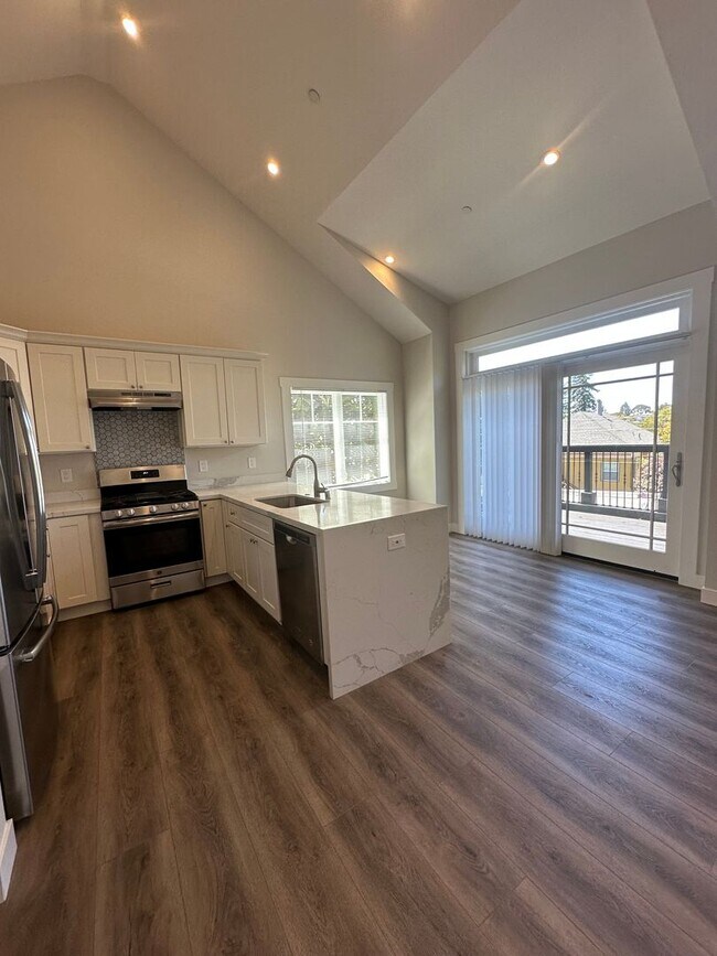 Foto del edificio - Modern 2-Bedroom Oasis with Expansive Deck...