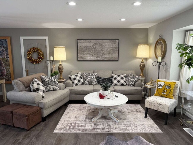 Building Photo - Charming 3-Bedroom Retreat in Westlake!