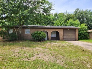 Building Photo - 2131 Woodside Dr