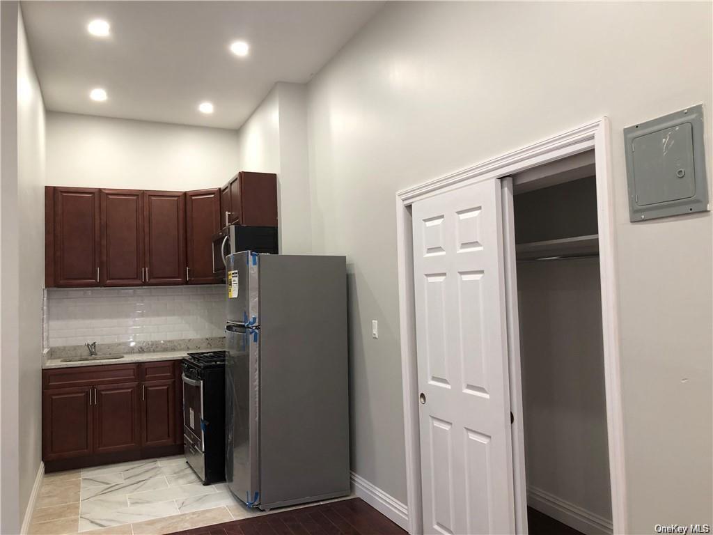 Foto del edificio - 223 E 203rd St