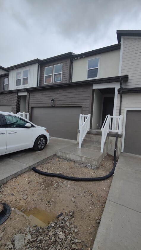 Foto principal - 4 Bed Town Home for Rent in Riverton
