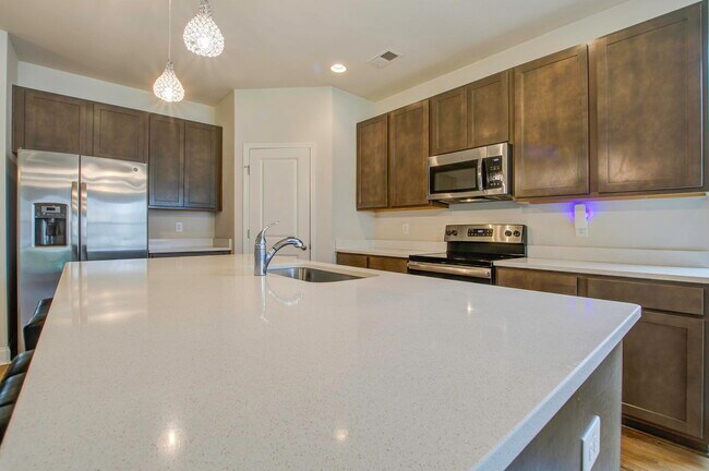 Foto del edificio - 7824 Montview Rd
