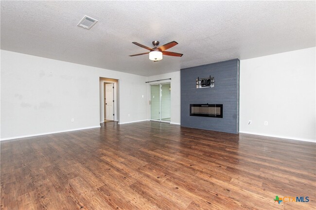 Building Photo - 221 Timber Ridge Dr