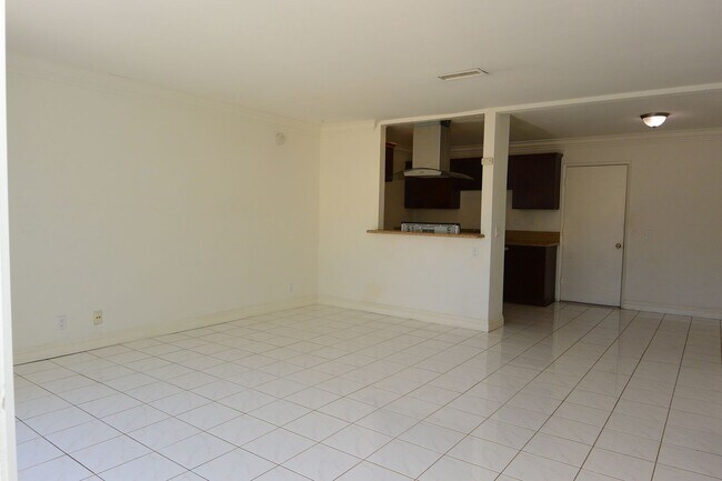 Building Photo - Garden Grove 3 bedroom 2 1/2 bathroom Town...