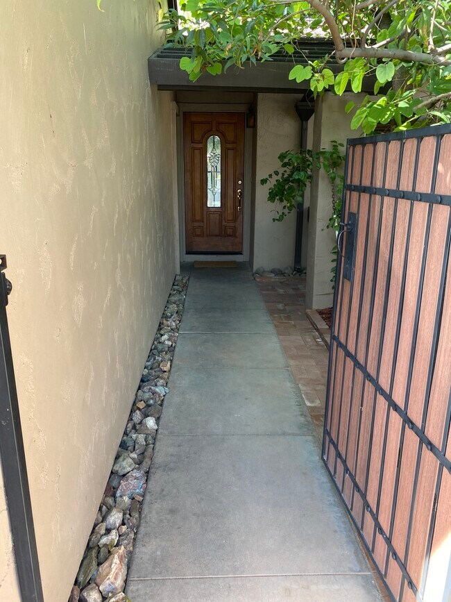 Foto del edificio - 2312 W Lindner Ave