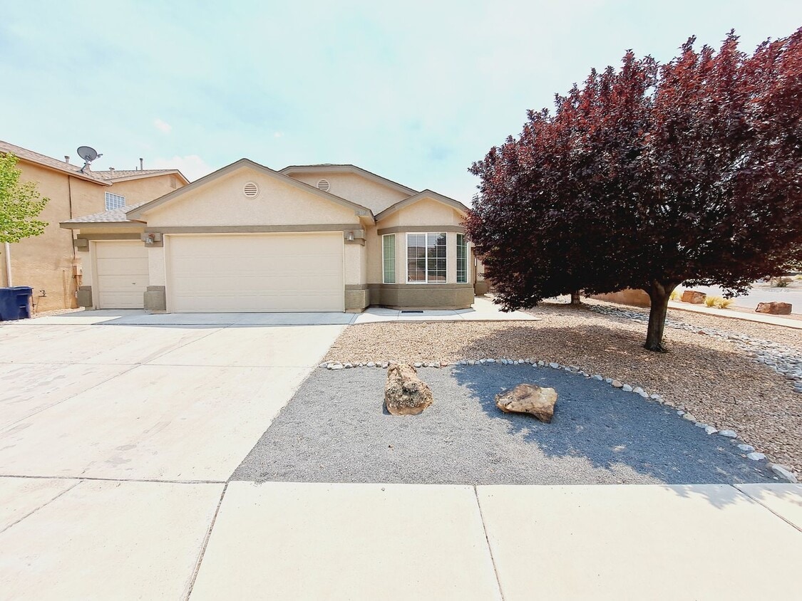 Foto principal - 4 bed home available in Huning Ranch!