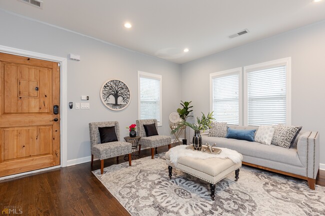 Building Photo - 1563 Pineview Terrace SW