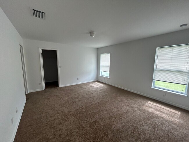 Foto del edificio - 4 bedroom 2 bathroom Single family home