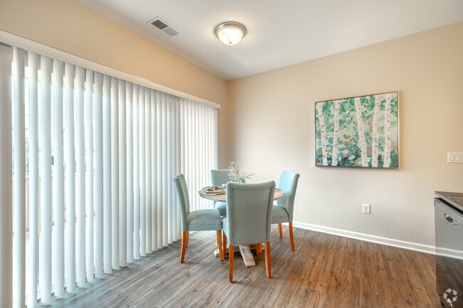 2 habitaciones, 2 baños - 1087 pies cuadrados - Comedor - SunSTONE at Fox Ridge