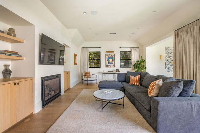 Building Photo - 6277 Del Valle Dr