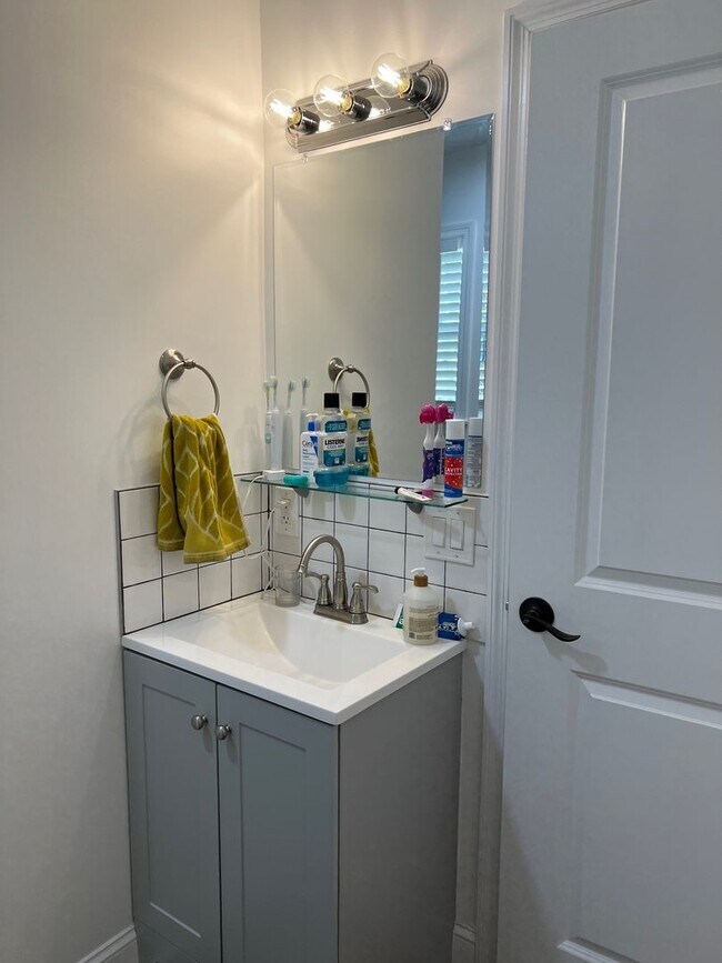 Building Photo - ~~REDUCED~~NEWLY RENOVATED APARTMENT NEAR ...