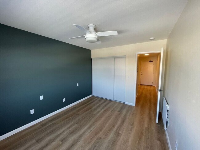 Building Photo - 410 Evelyn Ave