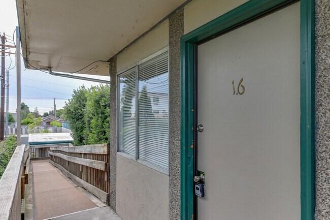 Building Photo - Updated 1-Bedroom, 1-Bath Apartment In Spr...