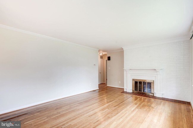 Building Photo - 6800 Dean Dr