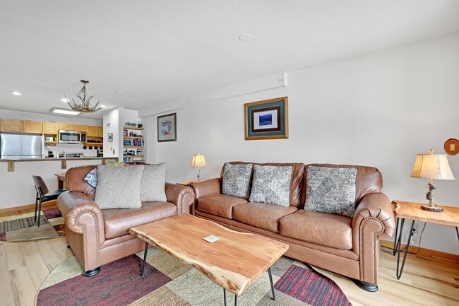 Foto del edificio - Summer Rental- Liftside Condos #205