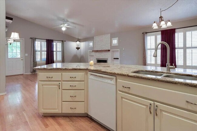 Foto del edificio - Sunny & Spacious 3BR/2BA Home with Fenced Yard