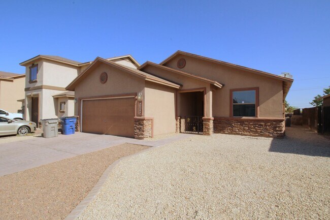 Building Photo - BEAUTIFUL EASTSIDE HOME