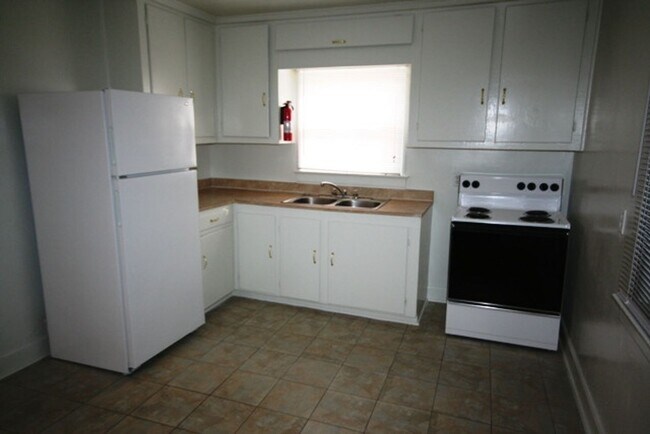 Foto del edificio - Lakewood Apartment / Central AC / Washer & Dryer / Walk to Duke West